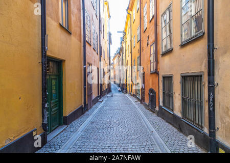 STOCKHOLM, Suède - 29 OCTOBRE 2019 : une vue le long de la rue Prästgatan dans le Gamla Stan (vieille ville) de Stockholm. Façades colorées et les extérieurs Banque D'Images