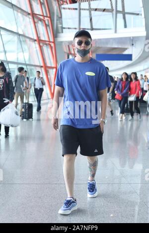 L'acteur et chanteur chinois Ohu ou Hao arrive à l'Aéroport International de Pékin après l'atterrissage à Beijing, Chine, 15 août 2019. T-shirt : O Banque D'Images