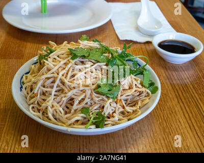 Bol de nouilles de la coriandre fraîche sur la table de cuisine chinoise restaurant Banque D'Images