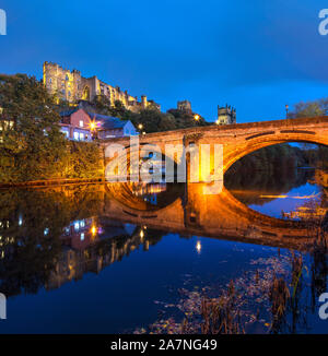 Cathédrale et château de Durham, à la tombée de la ville de Durham, Angleterre, Royaume-Uni Banque D'Images