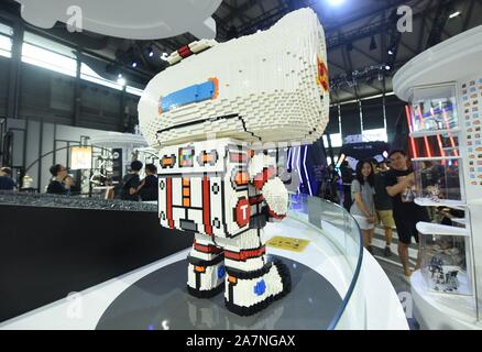 Une mascotte de Tmall faite de briques Lego avec la forme d'un astronaute est affiché durant la 17e China Digital Entertainment Expo, également connu sous le nom de Banque D'Images