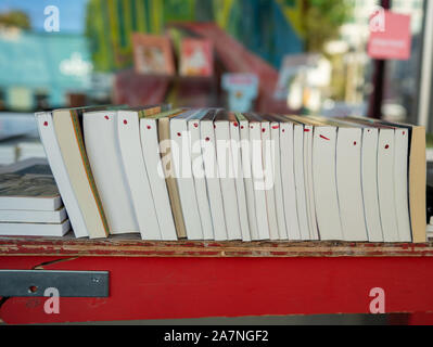 Rangée de livres usagés, assis sur la durée de l'extérieur d'une boutique store front Banque D'Images