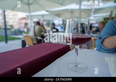 Verre de sangria rouge dans un verre de vin sur la table au restaurant en plein air Banque D'Images