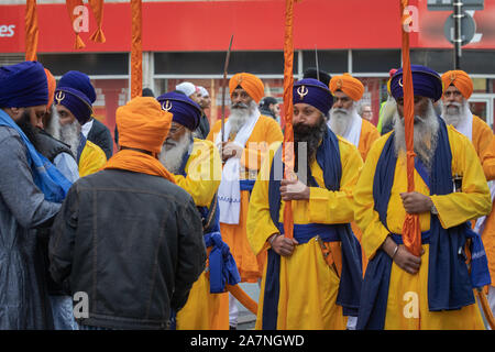 Nagar Kirtan Sikh Procession. Jusqu'à 15 000 Sikhs ont pris part à une procession religieuse à travers les rues de la ville aujourd'hui pour marquer le 550e anniversaire du fondateur de la religion Nanak Dev Ji. La couleur vive annuel Nagar Kirtan procession, de la Gurdwara Guru Tegh Bahadur dans East Park Road, et a suivi un itinéraire à travers la ville à la Sainte Os, près de St Nicholas Circle. Banque D'Images