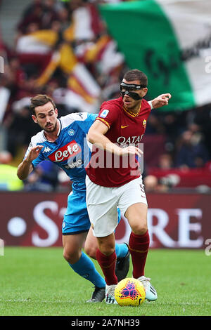 Fabian Ruiz de SSC Napoli (L) et Edin Dzeko de AS Roma (R) en action pendant le championnat d'Italie Serie A match de football entre les Roms et SSC Napoli le 2 novembre 2019 au Stade olympique de Rome, Italie - (Photo par Federico Proietti/ESPA-images) Banque D'Images