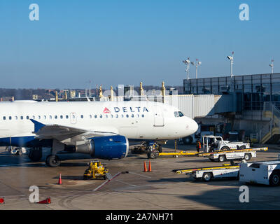 Plan delta et d'un point de ravitaillement à l'aéroport Reagan National Banque D'Images