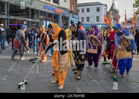Nagar Kirtan Sikh Procession. Jusqu'à 15 000 Sikhs ont pris part à une procession religieuse à travers les rues de la ville aujourd'hui pour marquer le 550e anniversaire du fondateur de la religion Nanak Dev Ji. La couleur vive annuel Nagar Kirtan procession, de la Gurdwara Guru Tegh Bahadur dans East Park Road, et a suivi un itinéraire à travers la ville à la Sainte Os, près de St Nicholas Circle. Banque D'Images