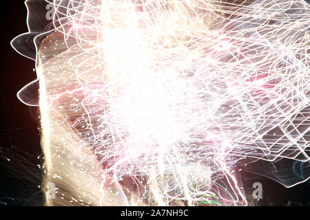 Les longues expositions de Fireworks en utilisant l'art du light painting. Feu de nuit et en novembre le 5ème. North Devon Barnstaple Firework nuit événement. Banque D'Images