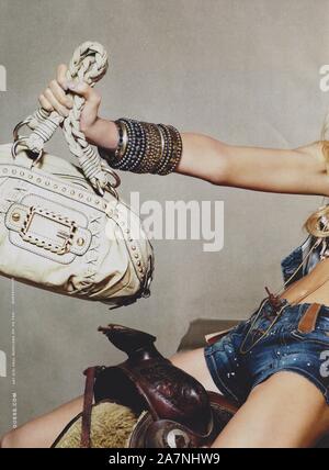 Affiche publicitaire de deviner avec Vanessa Hessler en version papier du magazine de l'année 2010, de la publicité, publicité de creative pense 2010s Banque D'Images