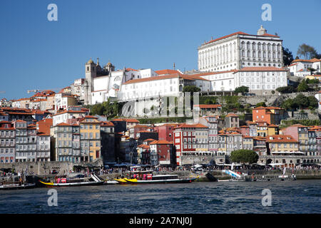 Porto (Porto), Portugal, haut en couleurs, Praca da Ribeira waterfront et la ville vu depuis le milieu du fleuve Douro, sur une journée ensoleillée. Banque D'Images