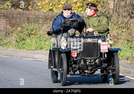 Clayton Hill, Sussex UK. 3 novembre, 2019. Les conducteurs et leurs passagers à prendre part à l'assemblée annuelle 2019 Londres à Brighton Veteran Car run. Malheureusement, le conducteur d'un véhicule a été tué et son passager grièvement blessé à la suite d'une collision avec un poids lourd sur le M23, qui ne fait pas partie de l'itinéraire officiel. Credit : Alan Fraser/Alamy Live News Banque D'Images