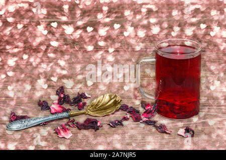 Thé aux pétales de rose de Damas, bokeh en forme de coeur Banque D'Images