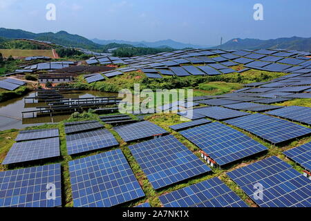 Tableaux de panneaux solaires sont installés à la friche sur une colline dans le village Huangsha, Zhuangkou ville, comté de Huichang, Ganzhou ville, est de la Chine Banque D'Images