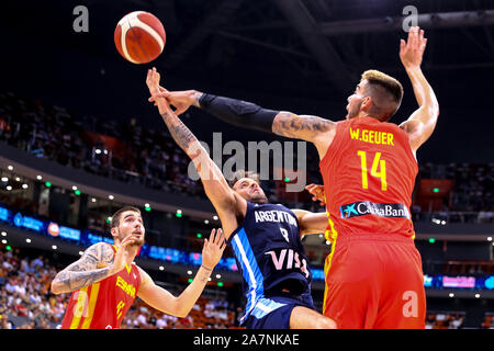 Willy Hernangomez, droite, de l'Espagne l'équipe nationale masculine de basket-ball de l'Argentine Nicolas défis Laprovittola l'équipe de basket-ball de nationale au cours de la 201 Banque D'Images