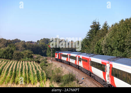 London North Eastern Railway train à grande vitesse passant le sémaphore signal à Corby Gates sur la Tyne Valley avec une ligne de côte est détourné express Banque D'Images