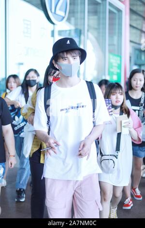 L'acteur et chanteur chinois Zhang Yuan, front blanc, arrive à l'aéroport international Beijing Capital avant le départ à Beijing, Chine, 18 août 2 Banque D'Images