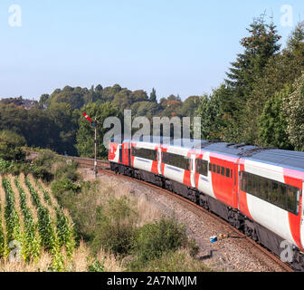 London North Eastern Railway train à grande vitesse passant le sémaphore signal à Corby Gates sur la Tyne Valley avec une ligne de côte est détourné express Banque D'Images