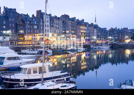 Le port de Honfleur au crépuscule, Honfleur, Normandie, France Banque D'Images