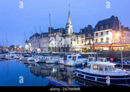 Le port de Honfleur au crépuscule, Honfleur, Normandie, France Banque D'Images