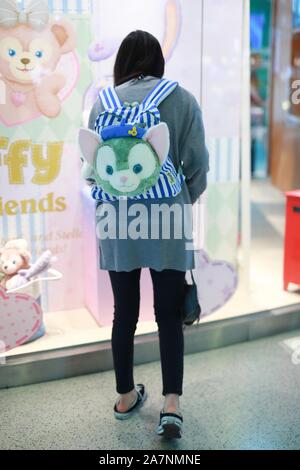Musicien taïwanais et l'actrice Nana Ou-Yang ou Ouyang Nana arrive à l'Aéroport International de Shanghai Hongqiao avant le départ à Shanghai, Chine, Banque D'Images