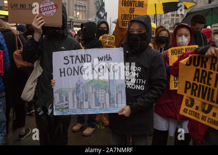 Londres, Royaume-Uni. 2 novembre, 2019. Vu les manifestants dans Oxford Street, à Londres, à l'appui de l'anti-manifestations à Hong Kong. Crédit : Joe Keurig / Alamy News Banque D'Images