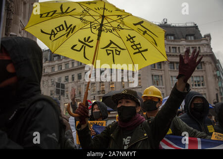 Londres, Royaume-Uni. 2 novembre, 2019. Vu les manifestants dans Oxford Street, à Londres, à l'appui de l'anti-manifestations à Hong Kong. Crédit : Joe Keurig / Alamy News Banque D'Images