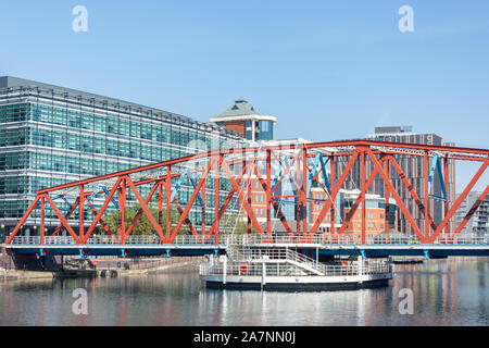 Pont à poutre triangulée à Huron Basin, Salford Quays, Salford, Greater Manchester, Angleterre, Royaume-Uni Banque D'Images