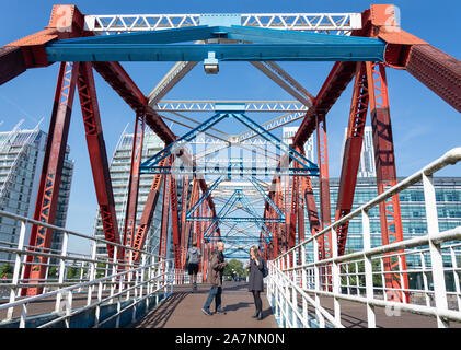 Pont à poutre triangulée à Huron Basin, Salford Quays, Salford, Greater Manchester, Angleterre, Royaume-Uni Banque D'Images