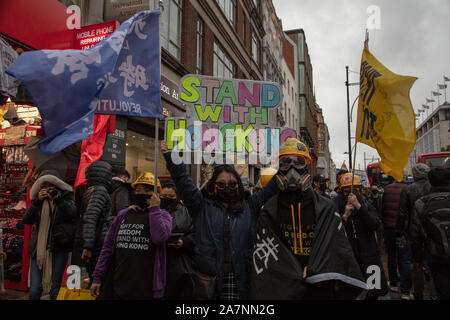 Londres, Royaume-Uni. 2 novembre, 2019. Vu les manifestants dans Oxford Street, à Londres, à l'appui de l'anti-manifestations à Hong Kong. Crédit : Joe Keurig / Alamy News Banque D'Images