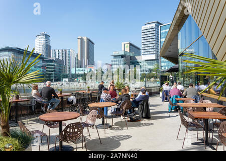 MediaCityUK et alchimiste bar terrasse, Salford Quays, Salford, Greater Manchester, Angleterre, Royaume-Uni Banque D'Images