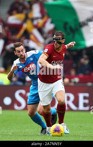 Fabian Ruiz de SSC Napoli (L) et Edin Dzeko de AS Roma (R) en action pendant le championnat d'Italie Serie A match de football entre les Roms et SSC Napoli le 2 novembre 2019 au Stade olympique de Rome, Italie - (Photo par Federico Proietti/ESPA-images) Banque D'Images