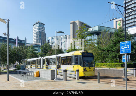 Manchester Metrolink train quittant la gare MediaCityUK, Salford Quays, Salford, Greater Manchester, Angleterre, Royaume-Uni Banque D'Images
