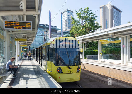 Manchester Metrolink train sur la plate-forme à MediaCityUK, Salford Quays, Salford, Greater Manchester, Angleterre, Royaume-Uni Banque D'Images
