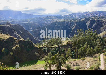 Belle vallée cultivée dans le Canyon du Rio Toachi le long de la boucle de Quilotoa Quilotoa, Trek, Équateu Banque D'Images