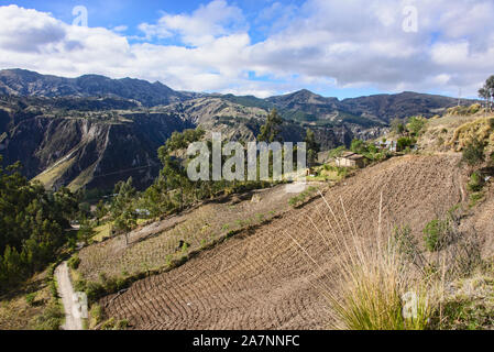 Belle vallée cultivée dans le Canyon du Rio Toachi le long de la boucle de Quilotoa Quilotoa, Trek, Équateu Banque D'Images