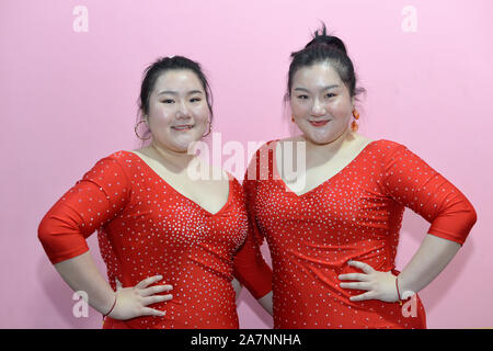 --FILE--Une photo non localisée de la Twin Sisters Chuchu et Qiaoqiao en Chine, 20 mai 2019. Chuchu et Qiaoqiao sont deux sœurs qui se sont rendus célèbres comme Lati Banque D'Images