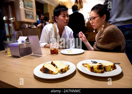 Célèbre gâteau au fromage basque brûlé à La Viña, San Sebastian, Espagne Banque D'Images