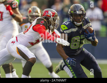 Seattle, États-Unis. 06Th Nov, 2019. Seattle Seahawks wide receiver David Moore (83) décroche le premier métrage contre Tampa Bay Buccaneers Carlton évoluait Davis (33) deuxième trimestre à CenturyLink Field le dimanche, Novembre 3, 2019 à Seattle, Washington. Les Buccaneers conduire les Seahawks 21-13 à la mi-temps. Jim Bryant UPI/Photo Credit : UPI/Alamy Live News Banque D'Images