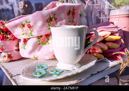 Fleurs de tulipe et blanc tasse décorée sur une table en bois Banque D'Images