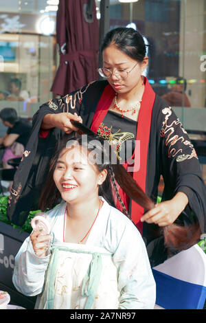Des centaines de Chinois antique-chinese-amateurs de vêtements se rassemblent pour célébrer le Festival Qixi à Hefei city, est de la Chine, la province de l'Anhui, le 3 juillet 2019. Hun Banque D'Images