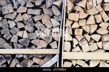 Pile de bois de chauffage coupé et fendu , prêt à être utilisé pour le feu Banque D'Images