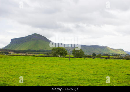 23 Août 2019 Ben Bulben près du village de montagne Mullaghmore dans le comté de Sligo vues de l'Ouest sur un jour d'été terne Banque D'Images