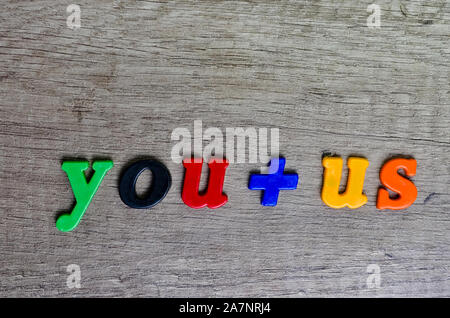 Vous et nous phrase écrite avec des lettres en plastique sur une table en bois . À la recherche d'embaucher ou de service concept . Banque D'Images