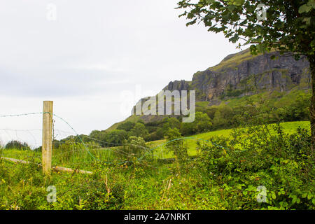 23 août 2019 un article de Ben Bulben près du village de montagne Mullaghmore dans le comté de Sligo vu de la route à Glencar Waterfall sur une sourde summ Banque D'Images