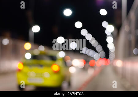 Ville de flou artistique avec la route lumineuse multicolore glowing lumières de rue et les taxis jaunes en mouvement pendant la nuit . Banque D'Images