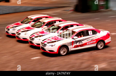 Les membres des équipes acrobatiques course de voiture effectuer au cours de la cérémonie de réouverture de Qinhuangdao Shougang Racing Valley dans la ville de Qinhuangdao, Chine du nord est H Banque D'Images