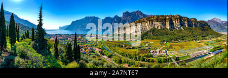 Belle vue aérienne de Torbole, Le Lac de Garde (Lago di Garda) et les montagnes, Italie Banque D'Images