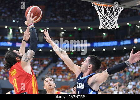 Ricky Rubio, à gauche, de l'Espagne l'équipe nationale masculine de basket-ball un joueur de défis l'Argentine l'équipe de basket-ball de nationale au cours de l'International 2019 Les hommes Banque D'Images