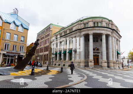 Mai 2019. La rue Saint-Paul, à Québec, Canada. Cargoways Logistics building Belle shot de la vieille ville et sa chaussée/trottoir inhabituel Banque D'Images