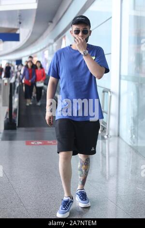 L'acteur et chanteur chinois Ohu ou Hao arrive à l'Aéroport International de Pékin après l'atterrissage à Beijing, Chine, 15 août 2019. T-shirt : O Banque D'Images